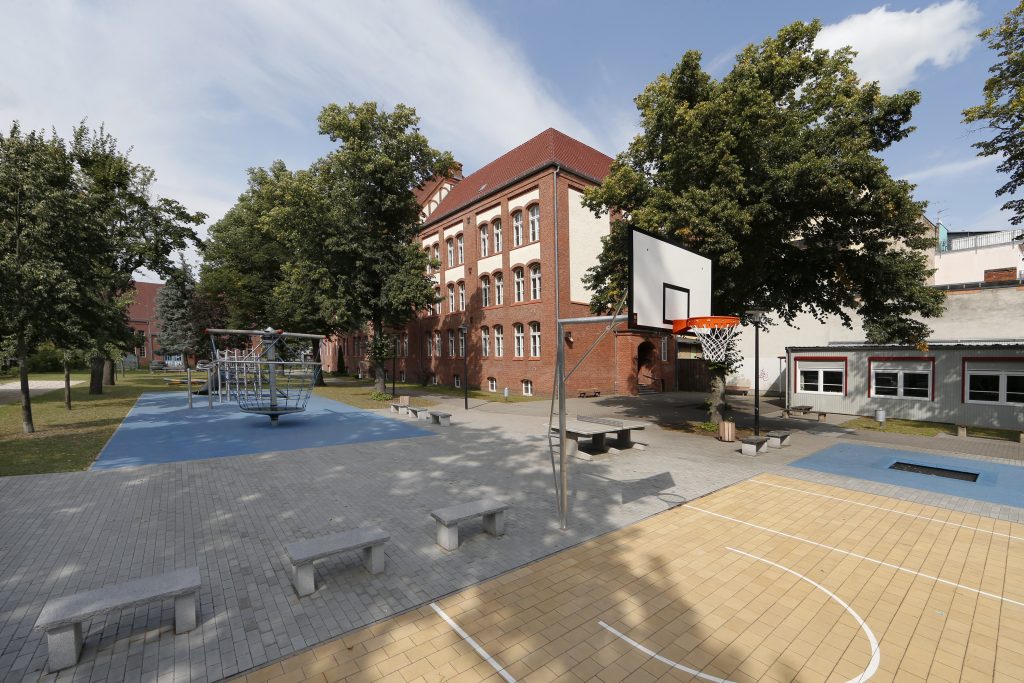 Basketballplatz mit Hauptgebäude im Hintergrund